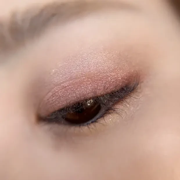 セザンヌ　アイシャドウ　ライティングアップアイシャシャドウ　01 ロイヤルベージュ　イエベ　Riho　スウォッチ