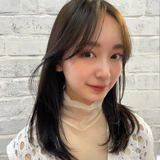 ミディアム　ヘア　髪型　ヘアスタイル　大人　30代　40代　前髪なし