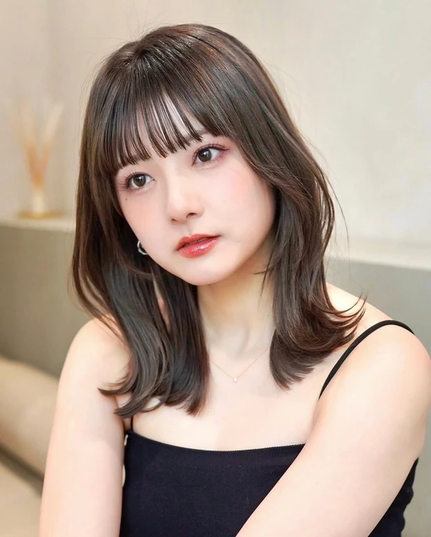 【重軽レイヤーミディ】ヘアカタログ　ミディアム　ミディアムヘア　前髪あり　サイド