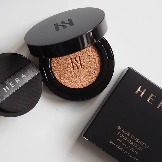 「HERA ブラック クッション ファンデーション」 
