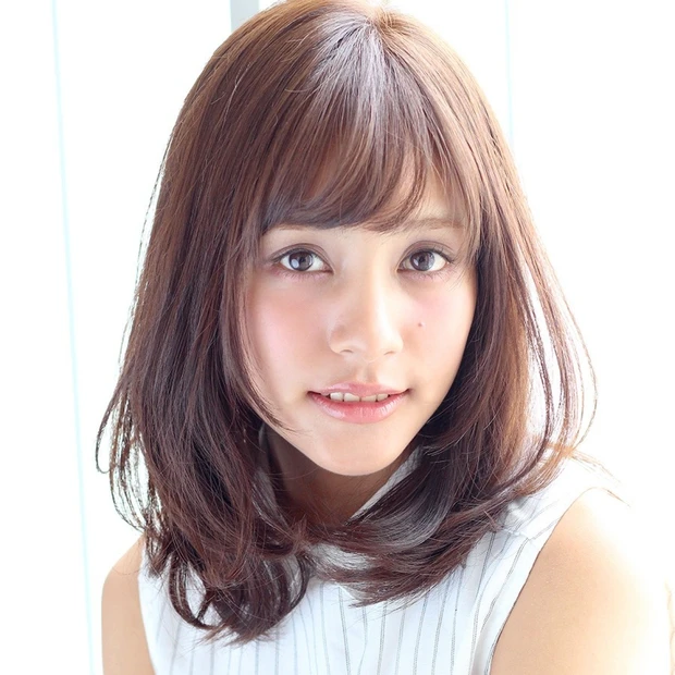 ふわくしゃパーマが輪郭を包む、クリーンな小顔見えミディ