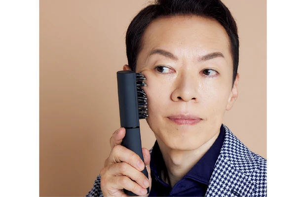 君島誉幸さんがエレクトロン デンキバリブラシ® 2.0+ボディを使用している様子