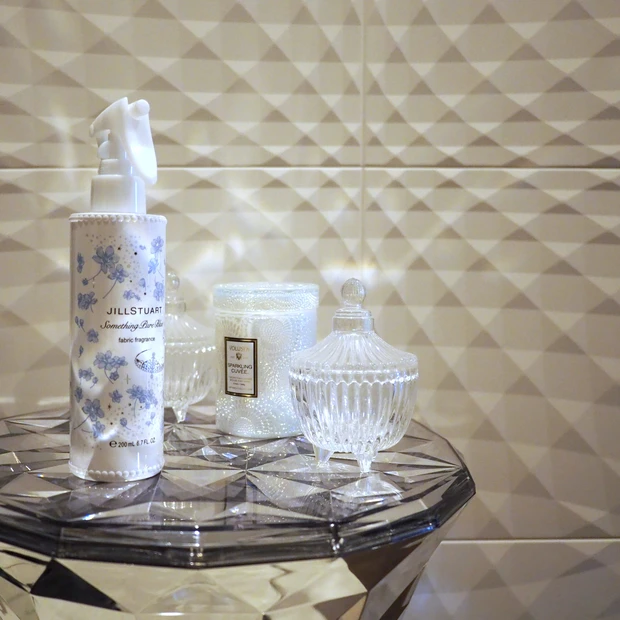 インsテリアの中の「ジルスチュアート サムシングピュアブルー ファブリック フレグランス」