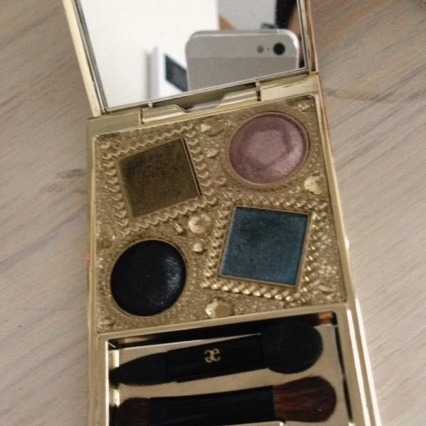 今季注目カラーのカーキで意思のあるアイメイク