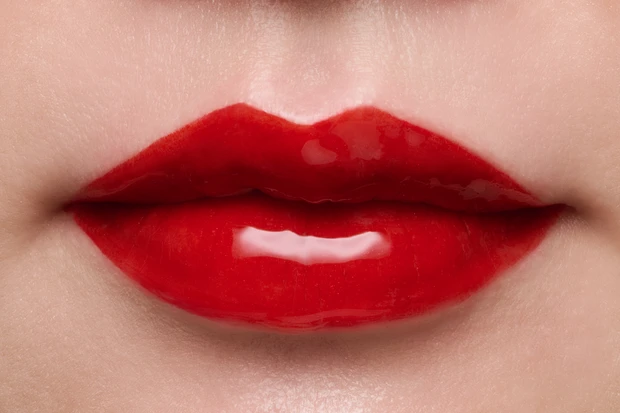 ブルベ冬　シャネル　リップ ル ルージュ デュオ ウルトラ トゥニュ　47 ダーリン レッド スウォッチ