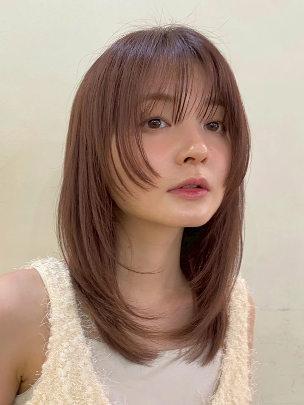 髪型 ミディアムレイヤー ミディアムヘア シースルーバング サイド