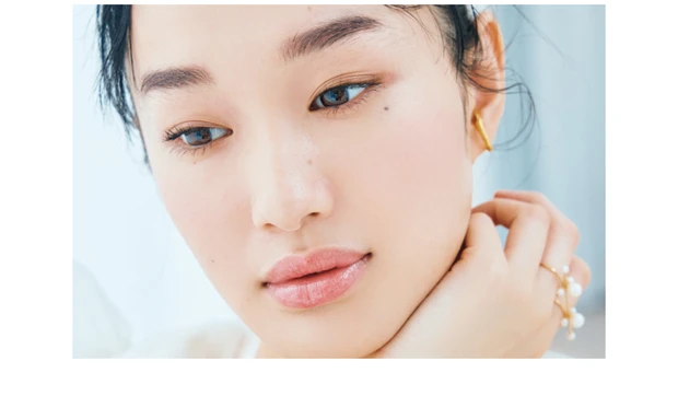 マット質感の中にツヤを添えて華やかに