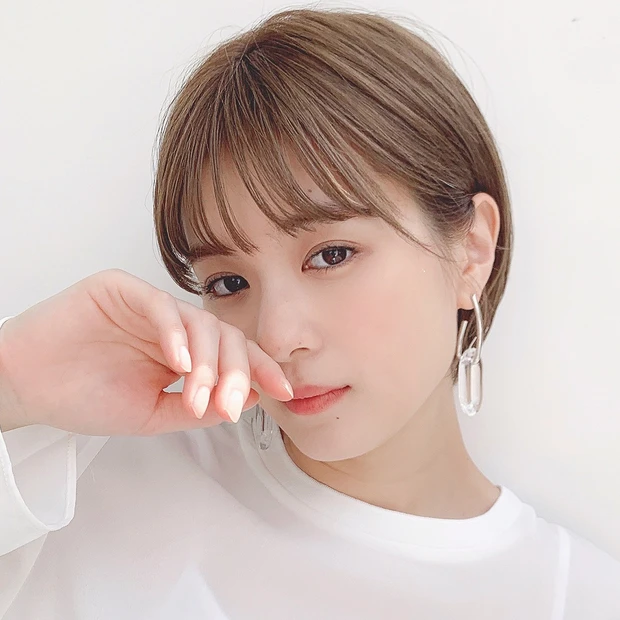 【ベージュカラーのショート】シナモンベージュがアクセント!シンプル可愛いショートヘア