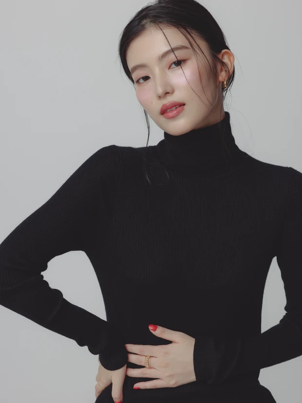 ユニクロ　UNIQLO　黒セーター　メリノリブタートルネックセーター　メイク