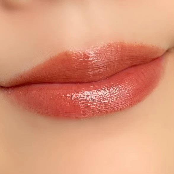 リップカラーシールド 03 ココアブラウン スウォッチ