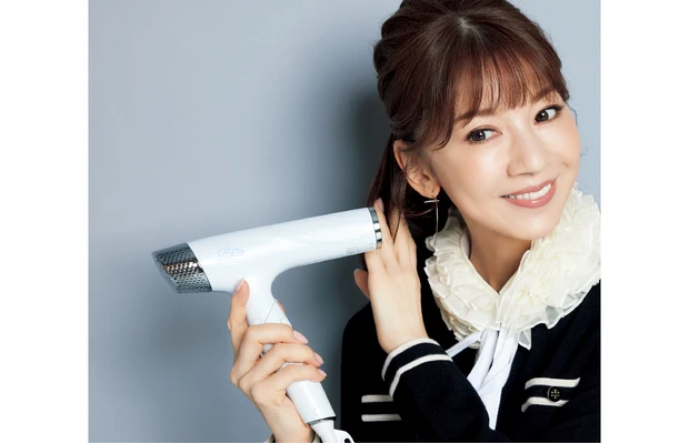君島十和子さんがReFa リファビューテック ドライヤースマートを使用している様子
