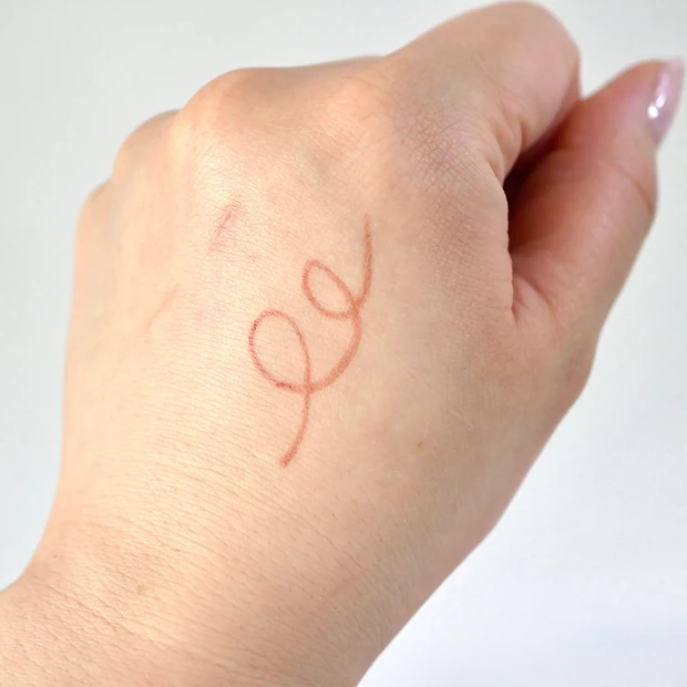 &be(アンドビー)ペンシルアイライナー メタリックレッド スウォッチ