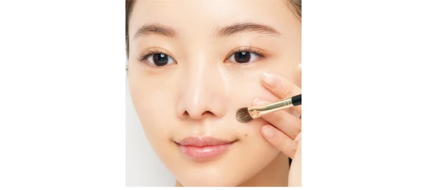 お粉をジグザグと払うように入れ込む