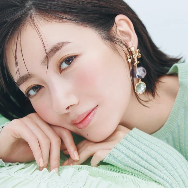 波瑠×犬木 愛。透け色レイヤードメイクで、透明感たっぷりの春顔に♡