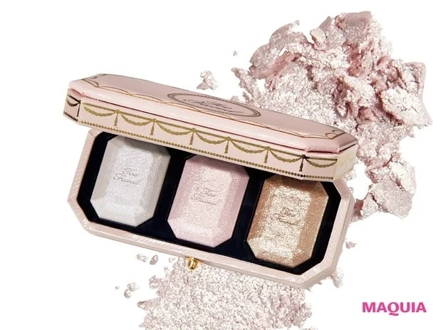 ラメ入りハイライトは細ブラシでレイヤードづけ_マルチユース ハイライター トリオ ￥5500／トゥー フェイスド（限定品）