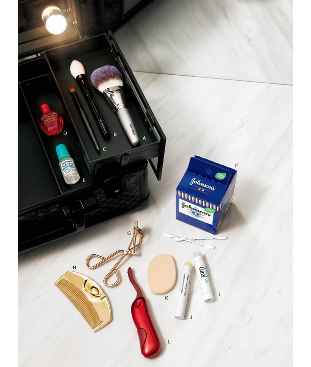 中野明海さんのメイクボックスの中身