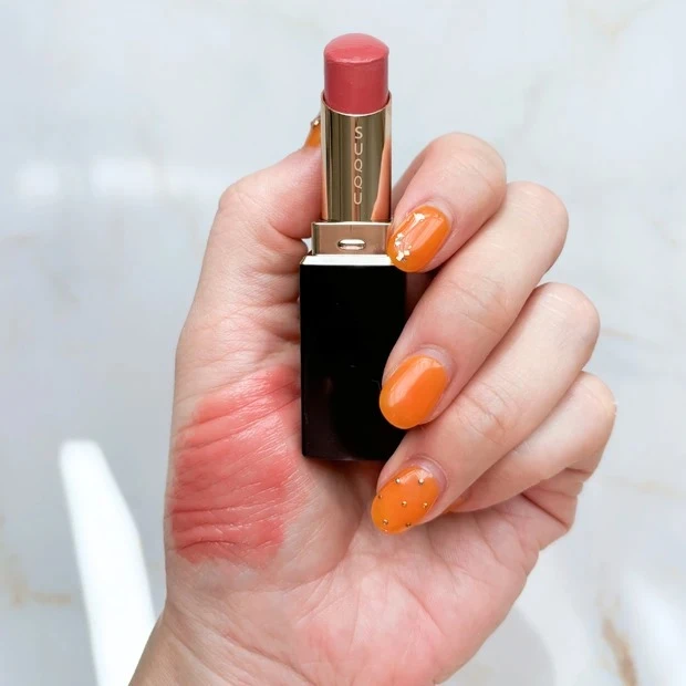 SUQQU モイスチャー グレイズ リップスティック 02 スウォッチ