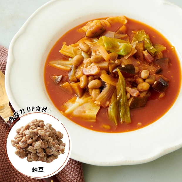 忙しい毎日でも、体調を崩さずしっかり美容を楽しみたい。そんなマキアオンライン読者の願いを叶える簡単スープレシピを、管理栄養士・料理研究家の金丸絵里加さんに教えていただきました。【免疫力UP】食材を使った美容レシピ連載の第4回目でご紹介するのは、「納豆」を加えたミネストローネ。玉ねぎやトマト、なすといったたくさんの野菜を1度に摂れる栄養満点スープはおすすめです！