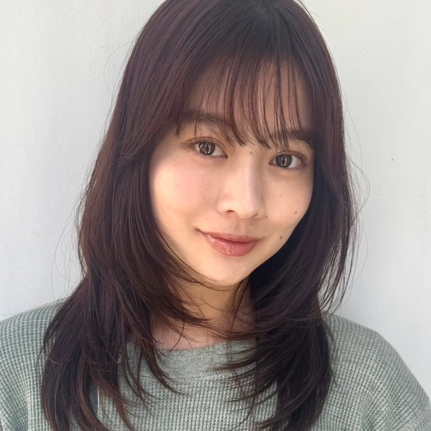 【小顔見えセミロング】オフィスシーンに似合う！自然な軽さが今っぽいセミロ…