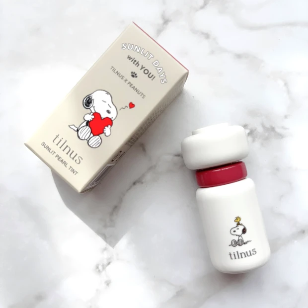 くすみローズの「S102 ベストバディピンク」。PEANUTSの優しいイラストとともにフェミニンな印象に。