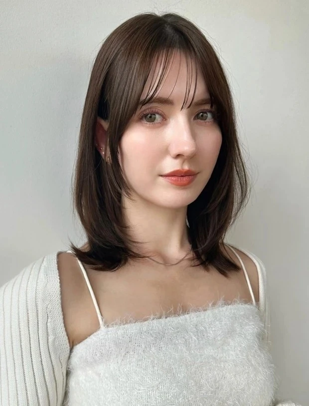 Belleの髪型・ヘアスタイルまとめ_ミディアムヘア_【若見えミディアム】小顔見えとリフトアップ効果を叶えるミディアムレイヤー