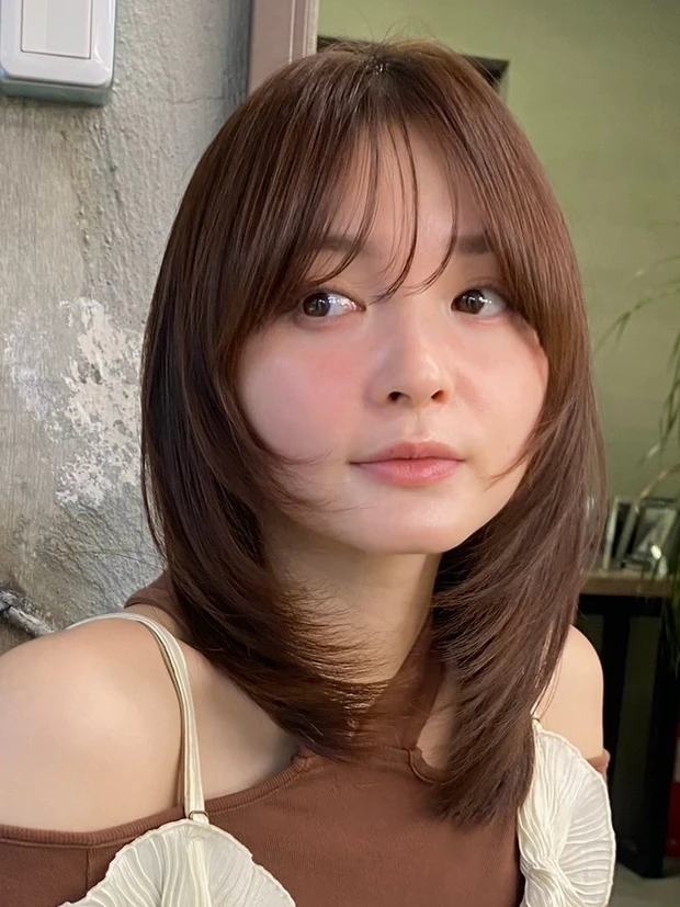 髪型　ミディアムレイヤー　ミディアムヘア　グラデーションカット　スタイリング