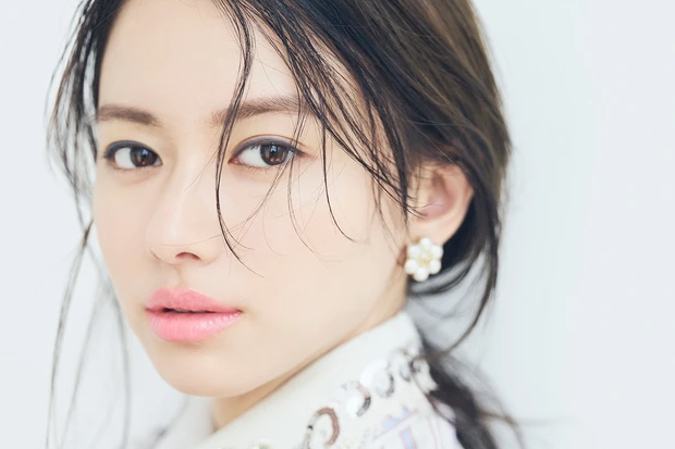 山本舞香さん×グッチが奏でるピンクリップ＆ミントネイルで大人のプレイフルメイク