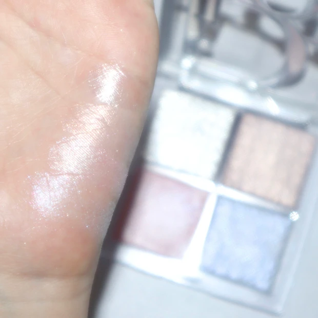 ディオール バックステージ グロウ マキシマイザー パレット 002 フロステッド オパール グロウ スウォッチ