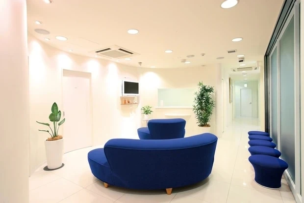 首まわりにポツポツできる「イボ」はどうすればいい？ 専門家が大人女子のお悩みに答えます！