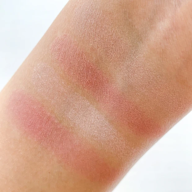 KATE バウンシーチークシャドウ MV-1 スノーモーヴの腕へのスウォッチ(自然光)