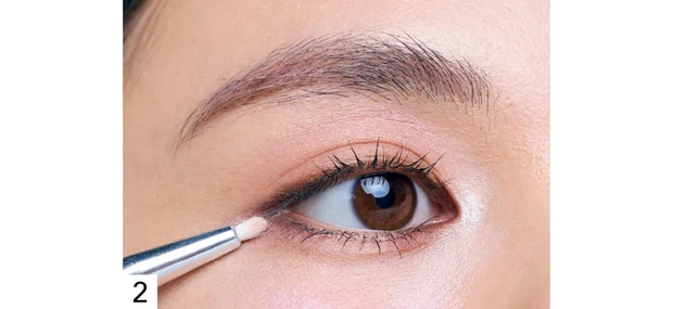 くすみをカバーするハイライトの入れ方 ステップ2 シルバーラメを目尻にもオン