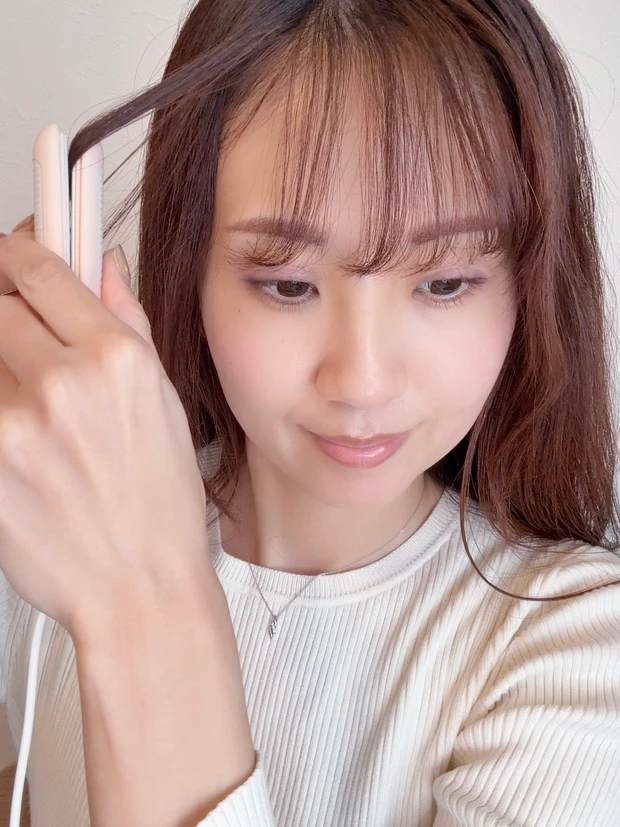 どこでも前髪ミニアイロン／SHOBIDO　使用中