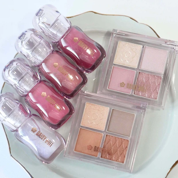 デイジードールの蜜リップ＆こっくりカラーのアイシャドウをスウォッチ！ 秋らしい新色が満載