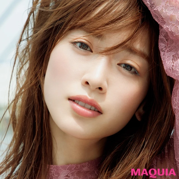 泉 里香さんがTRY! 秋ファッションに似合う、素肌感を残したツヤメイ…