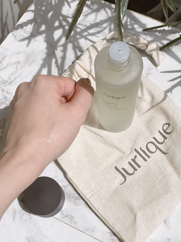肌の乾燥が気になる方へ...Jurliqueの化粧水で湿度感を感じるようなしっとりふっくらハリのある幸福肌に_3