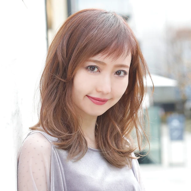 男女両ウケを狙える最新セミディ。シースルーショートバング×軽やかウェーブ…