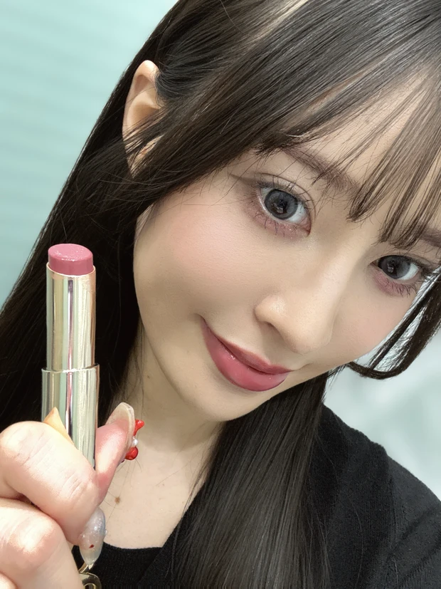  推しコス　マキアエディター　SNIDEL BEAUTY メルティング カラー バーム 02 Melting Rose 使用イメージ