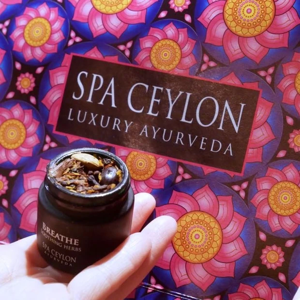 私の上半期ベストコスメ最有力候補。リラックスしたい人寄っといで〜！小瓶を開けて深呼吸。心身が浄化されるスパ セイロン「ブリーズ スージング ハーブ」PC脇に、鞄に枕元に私といつも一緒＝爆買いしてきました。