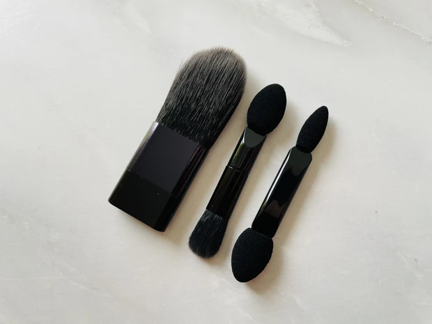 LUNASOLのアイカラーレーション・カラーリンググレイズのブラシ