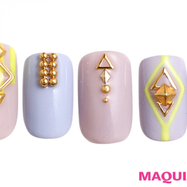 ラインアートで、スポーティーに洗練された「ゴールドスタッズ」ネイル