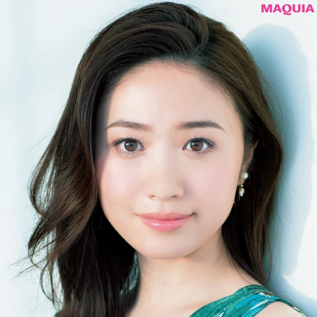 眉で印象チェンジ！なだらかなカーブを描いた長め眉で、ぐっと色っぽく