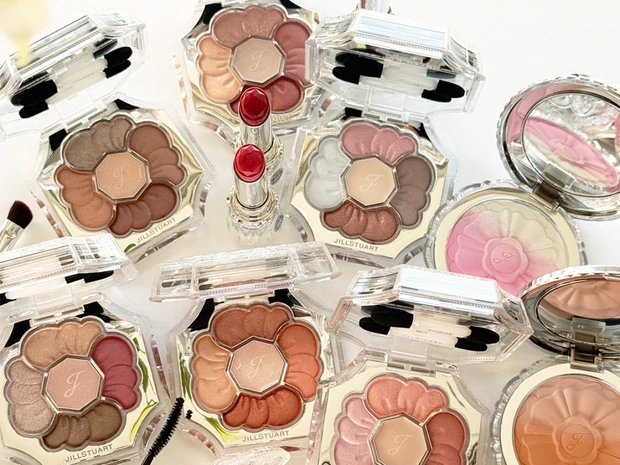 【春コスメ2026】ジルスチュアートのスプリングコレクションを早くもスウォッチ！ 新作アイカラーパレットに注目