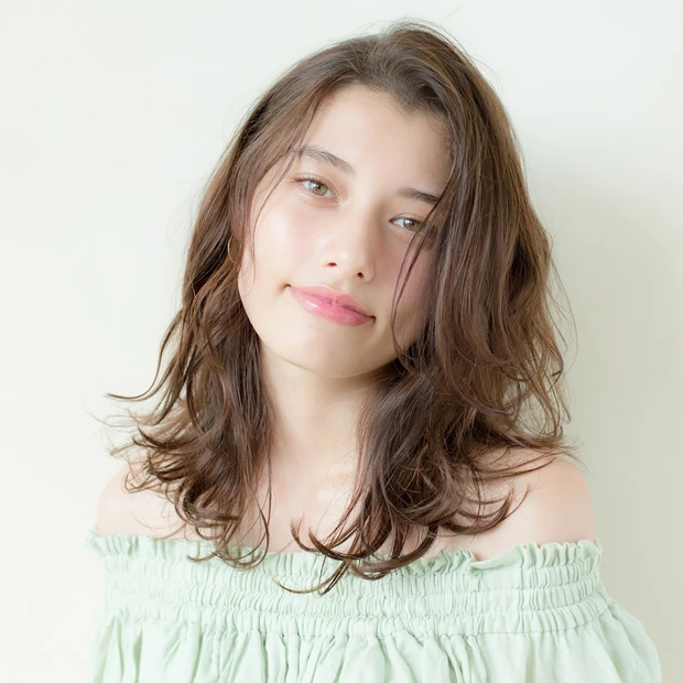 今秋のウェーブロングはツヤ感とかき上げバングでより女らしく