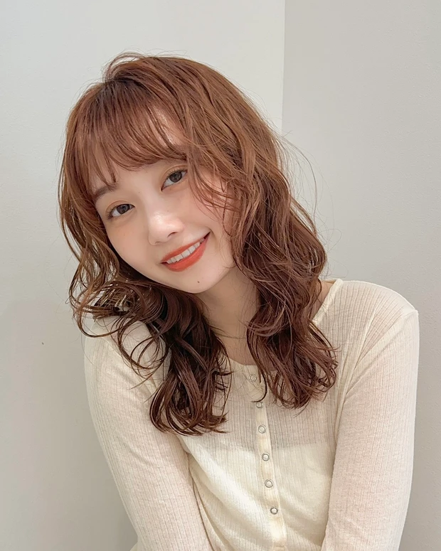 髪型 ミディアムレイヤー ミディアムヘア パーマヘア 前髪あり スタイリング