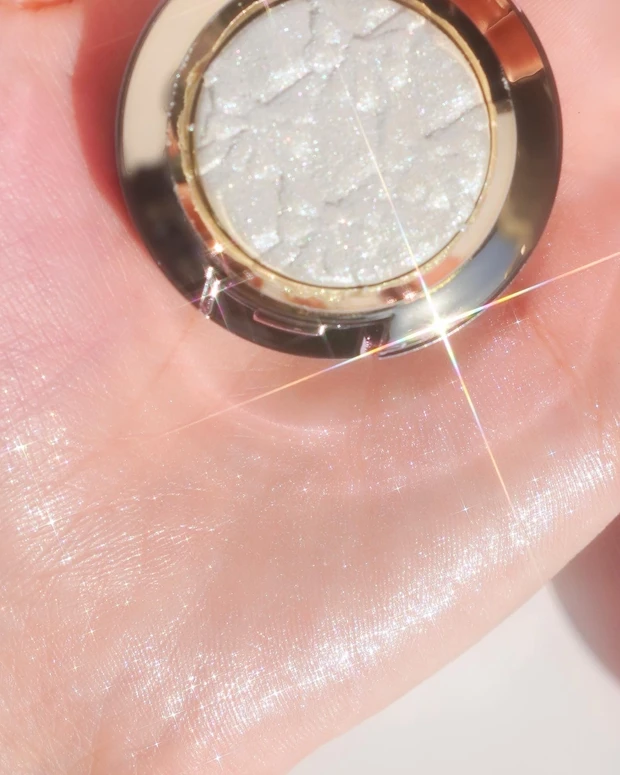 【M•A•C 2022クリスマスコフレ】ピンクパケがかわいすぎる。ホリデー限定のラスターガラスシャインリップスティックとスパークラーアイシャドウを徹底レビュー!_5_2