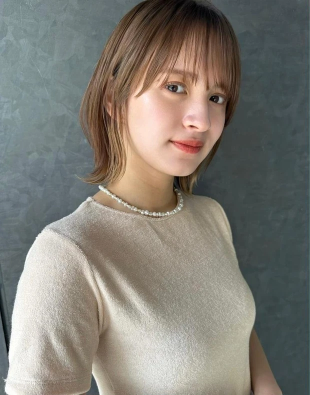 【8位】【首元のくびれで華奢見え】さり気ないイヤリングカラーがお洒落! ブラウンベージュのシースルーボブ