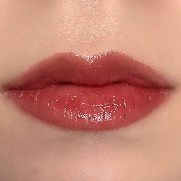 【おすすめ粘膜リップ①】 ヴィセ「ネンマクフェイク ルージュ」 人気色「RD450 金魚の恥らい」スウォッチ　着画像　仕上がり