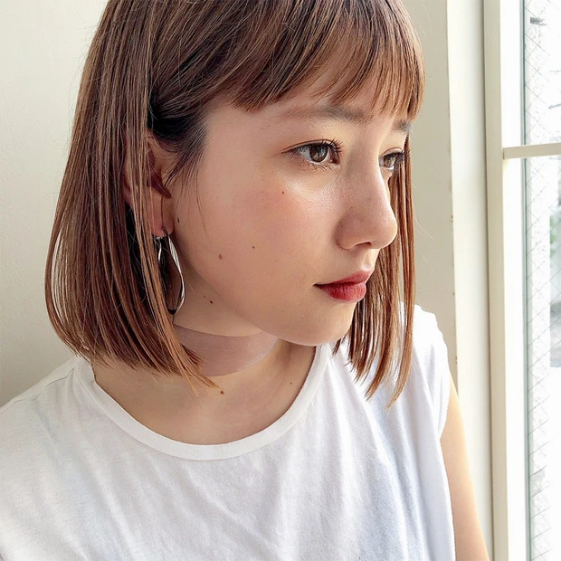 切りっぱなし風が新鮮！ おしゃれ女子のハイトーンストレートボブ