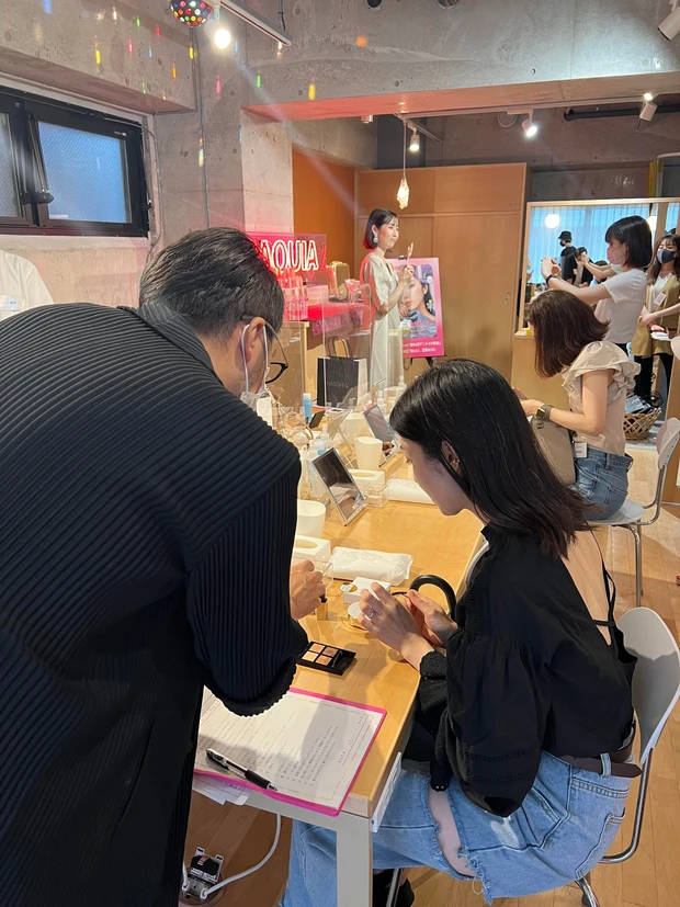 KUBOKIさんにメイクを見ていただいています。