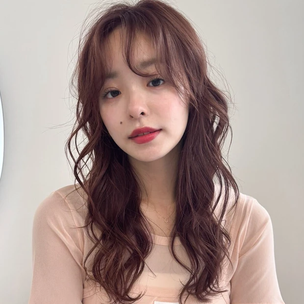 【ピンクブラウン】ブルベに似合う！ スモーキーカラー×ニュアンスパーマのおしゃれロング